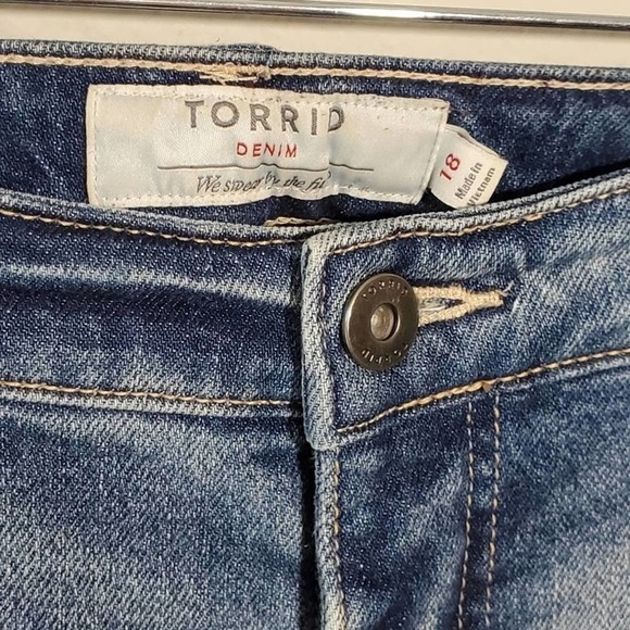 TORRID high rise straight distressed jeans plus - Picture 4 of 10